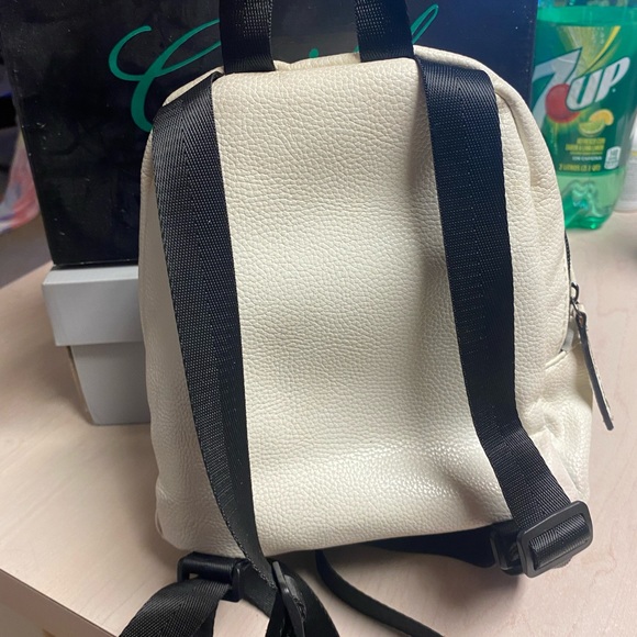 Kendall and Kylie - Picture 2 of 2